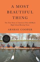 Boek met de titel 'A MOST BEAUTIFUL THING', de ware geschiedenis van Amerika's eerste volledig zwarte roeiteam voor middelbare scholieren. Op de omslag een foto van een roeiploeg van zes zwarte jongens op een boot.