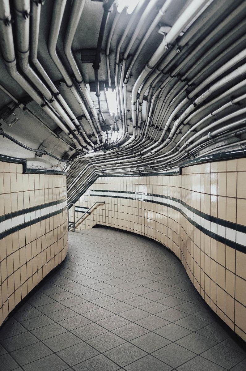 Schilderij - ondergronds treinstation - Collectie rhythm of the city - RVS - 98x148cm