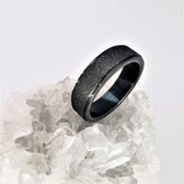 Schitterend dames edelstaal Stardust zwart ring maat 18. Stardust is glitters als diamant en zwart kleur erg chique om elke vinger.