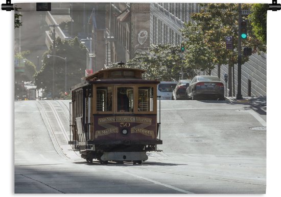 Wandkleed Tram - Een tram rijdt langs de antieke huizen in San Francisco Wandkleed katoen 90x67 cm - Wandtapijt met foto