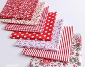 Pakket van 7 lapjes stof - verschillende designs - rood -24 x 25 cm - quilt - patchwork - poppen kleertjes