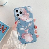 Voor iPhone 12 Bloempatroon Zachte TPU beschermhoes (blauwe achtergrond roze bloem)