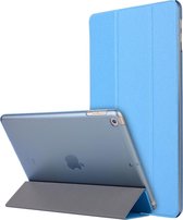 Voor iPad 10,2 inch Zijde Textuur Horizontale Flip Magnetische PU Leren Case, met Drie-vouwbare Houder & Slaap / Wekfunctie (Lichtblauw)