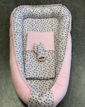 babynestje licht roze hartjes compleet met band, deken en bijtring
