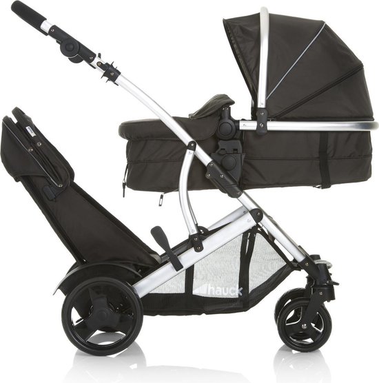 Zwarte kinderwagen met zitje en bak boven elkaar, zilveren frame.