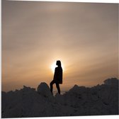 Forex - Silhouet van Vrouw op Witte Rots - 80x80cm Foto op Forex