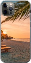 Geschikt voor iPhone 13 Pro hoesje - Strand - Strandstoel - Zonsondergang - Siliconen Telefoonhoesje