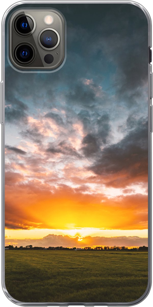 Telefoonhoesje Geschikt voor iPhone 12 Pro Max hoesje - Zonsondergang boven een weiland in Nederland - Siliconen Telefoonhoesje Telefoonhoesje