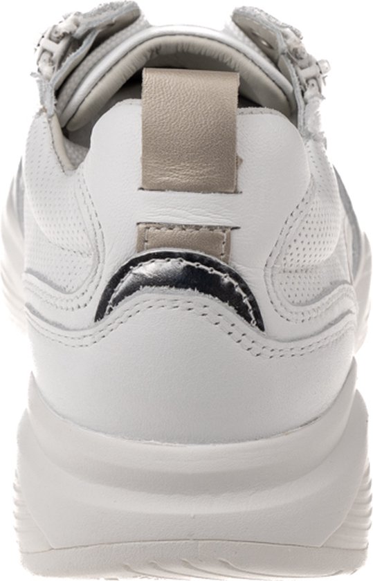 Arrière d'une chaussure blanche en cuir pour femme avec une boucle taupe et un détail brillant.