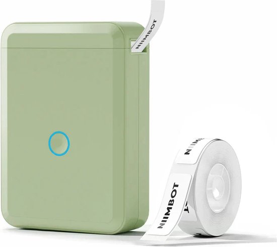 Lichtgroene Niimbot D110 labelprinter met een blauwe cirkel op de voorkant, naast een rol met witte etiketten met het 'NIIMBOT'-logo.
