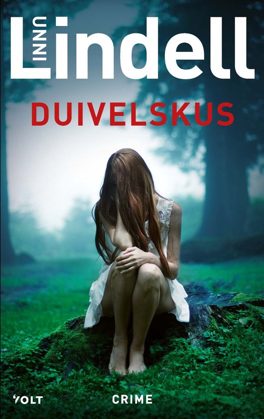 Boekomslag 'Duivelskus' van Unni Lindell: een meisje zit met hoofd in handen op een boomstronk in een mistig bos.
