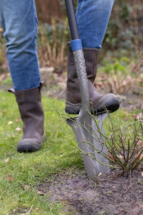 Gedetailleerde opname van een spade die wordt gebruikt om te graven.