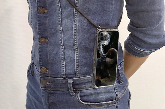 Telefoonhoesje Geschikt voor iPhone 13 Pro - Olifant - Water - Slurf - Dieren - Natuur - Siliconen - Crossbody - Backcover met Koord - Telefoonhoesje met koord - Hoesje met touw Telefoonhoesje