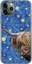 Geschikt voor iPhone 11 Pro hoesje - Sterrennacht - Van Gogh - Schotse hooglander - Siliconen Telefoonhoesje