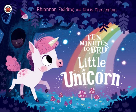Boekomslag van 'Ten Minutes to Bed: Little Unicorn'. Een witte eenhoorn met roze manen en staart, sterren op zijn flanken, kijkt naar een regenboog op een nachtelijke hemel met paddenstoelen en een uil in een boom.