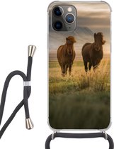 Hoesje met koord Geschikt voor iPhone 11 Pro - Paarden - Lucht - Gras - Siliconen - Crossbody - Backcover met Koord - Telefoonhoesje met koord - Hoesje met touw
