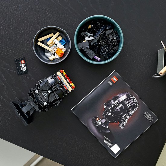 LEGO Star Wars Darth Vader helm bouwset met handleiding en losse onderdelen.