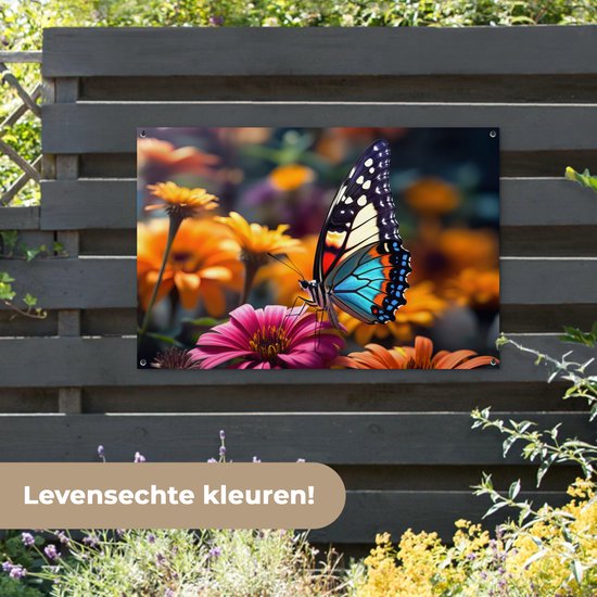 Tuinposter vlinder - Tuindecoratie - Vlinder op bloemen - 120x80 cm - Poster voor in de tuin - Buiten decoratie - Schutting tuinschilderij - Tuindoek muurdecoratie - Wanddecoratie balkondoek