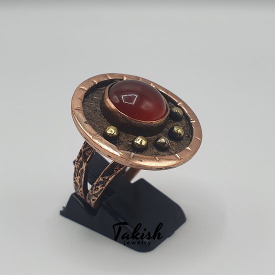 Handgemaakte koperen ring met robijnrode agaatsteen 1.2 cm, omringd door goudkleurige messing kralen, flexibel ontwerp, subtiele details, 11 gram - natuurlijke schoonheid en vakmanschap in één