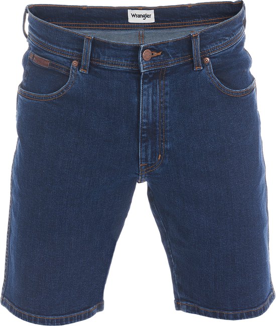 Donkerblauwe Wrangler spijkerbroekshort voor heren, met oranje stiksels en bruin label.