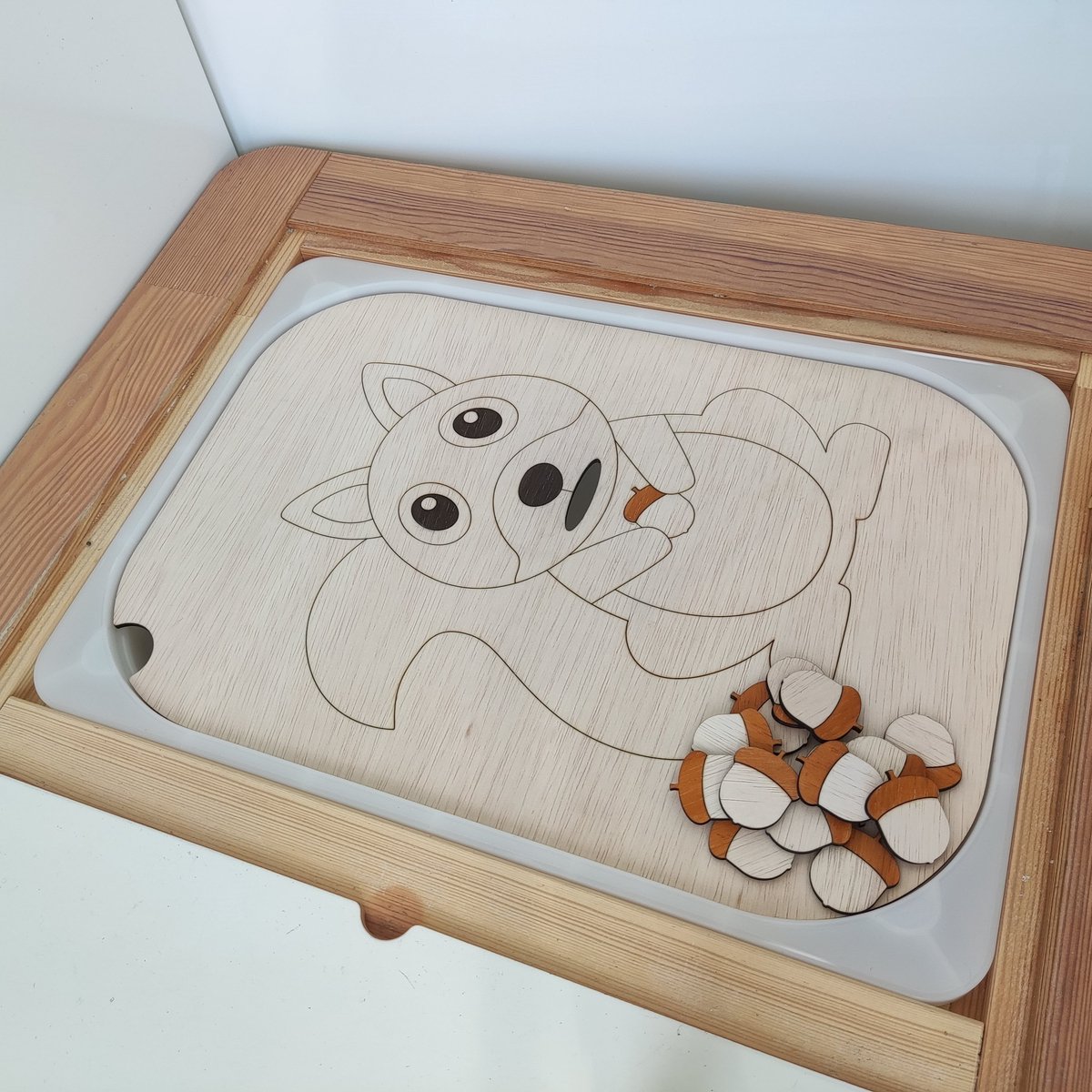 Activiteitenbord 'eekhoorn' voor Trofast bak van 42x30x10cm met 20 houten eikels
