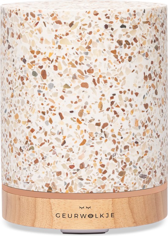 Cilindrische aromadiffuser met terrazzo patroon, houten voet en koperen accent. "GEURWOLKJE" logo zichtbaar.