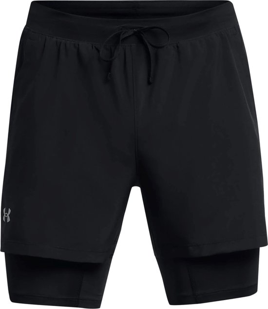 Zwarte korte sportbroek met dubbele laag, elastische tailleband met trekkoord en een grijs Under Armour logo.