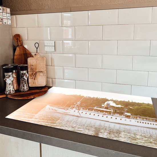 KitchenYeah® Inductie beschermer 81x52 cm - Stoomboot op een meer - Kookplaataccessoires - Afdekplaat voor kookplaat - Inductiebeschermer - Inductiemat - Inductieplaat mat