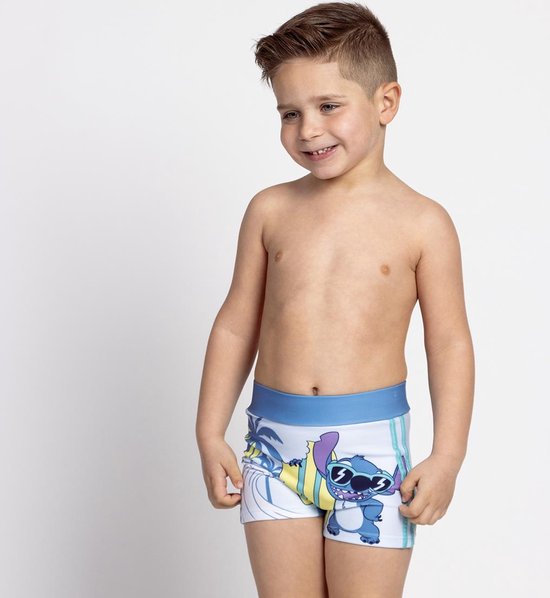 Jongen, draagt een witte zwembroek met Stitch op een surfplank. Blauwe tailleband.