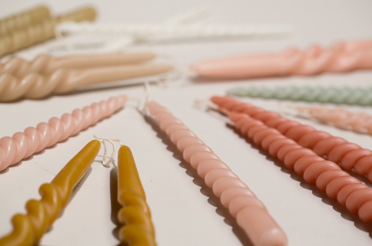 Rustik Lys Swirlkaarsen Terracotta Rood