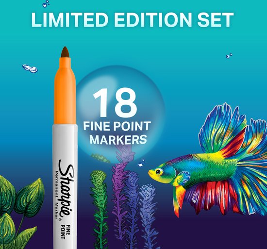 Een close-up van een oranje Sharpie marker met de tekst "18 FINE POINT MARKERS" en een illustratie van een vis.