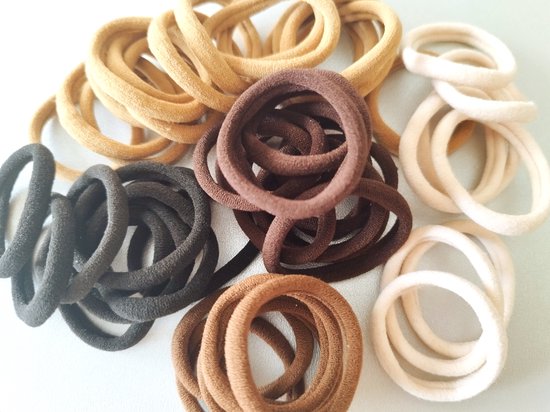 Een hoopje haarelastiekjes in verschillende tinten, waaronder beige, lichtbruin, bruin en zwart.