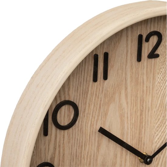 Detail van de ronde beige houten klok met zwarte cijfers.