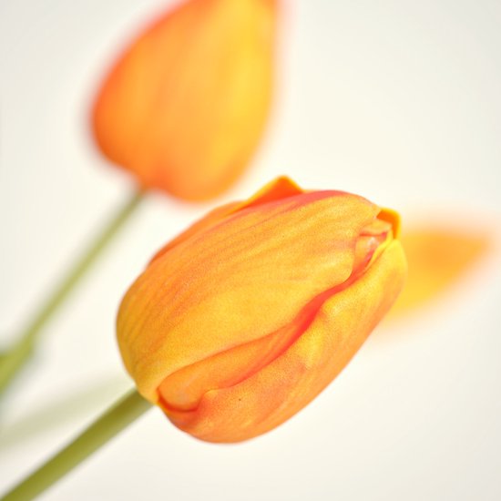 Blooming Good - Zijden Kunst Tulpen boeket inclusief Gratis Vaas! - Real Touch Tulpen - Good MC.12 - Oranje Tulpen - Premium Kwaliteit - 50 cm hoog - Blooming Good