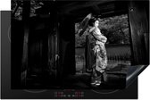 KitchenYeah® Inductie beschermer 80x52 cm - Geisha bij Gion in Japan - zwart wit - Kookplaataccessoires - Afdekplaat voor kookplaat - Inductiebeschermer - Inductiemat - Inductieplaat mat