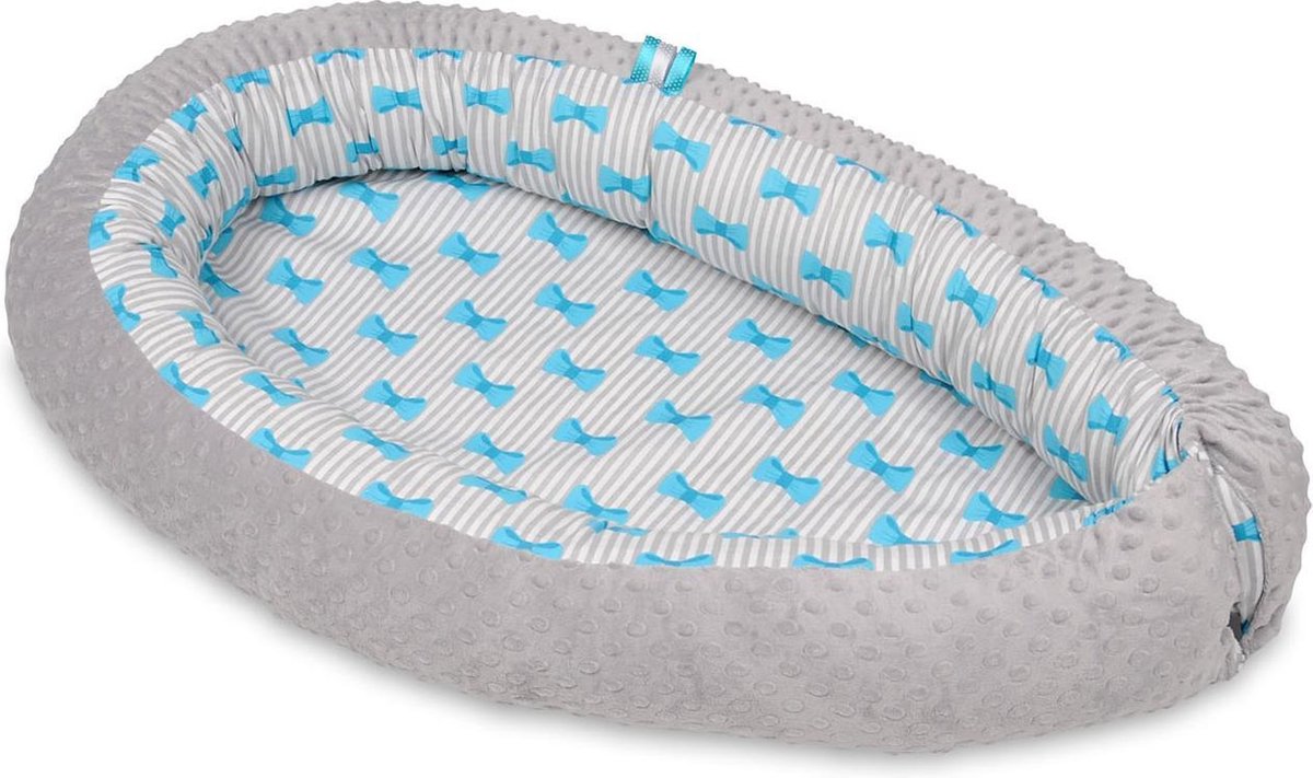 Babynest 80x55 cm | Blauwe strikjes op gestreept wit en grijs Babynest 80x55 cm | Blauwe strikjes op gestreept wit en grijs