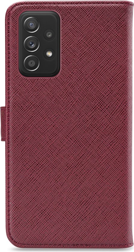 Étui de téléphone bordeaux fermé, avec une découpe visible pour l'appareil photo à l'arrière.