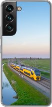 Geschikt voor Samsung Galaxy S22 Plus hoesje - Een trein rijdt door een landschap - Siliconen Telefoonhoesje