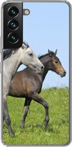 Geschikt voor Samsung Galaxy S22 hoesje - Paarden - Dieren - Gras - Siliconen Telefoonhoesje