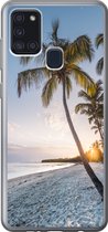 Geschikt voor Samsung Galaxy A21s hoesje - Strand - Zonsondergang - Palmboom - Siliconen Telefoonhoesje
