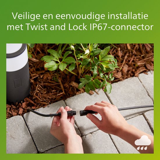 Handen verbinden een Twist and Lock IP67-connector met een zwarte kabel in een tuin. Veilige en eenvoudige installatie.
