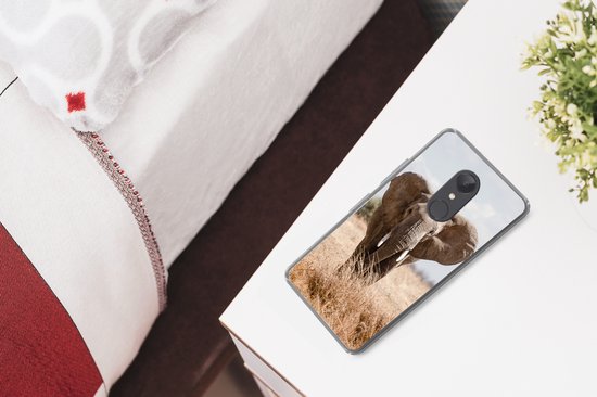 Coque Xiaomi Redmi 5 - Éléphant intimidant se dirige vers la caméra - Coque de téléphone en Siliconen