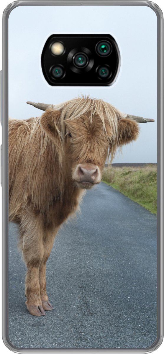 Telefoonhoesje Geschikt voor Xiaomi Geschikt voor Poco X3 NFC hoesje - Schotse Hooglander - Weg - Gras - Siliconen Telefoonhoesje Telefoonhoesje