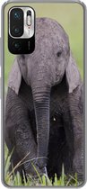 Geschikt voor Xiaomi Redmi Note 10 5G hoesje - Olifant - Baby - Dieren - Gras - Natuur - Siliconen Telefoonhoesje