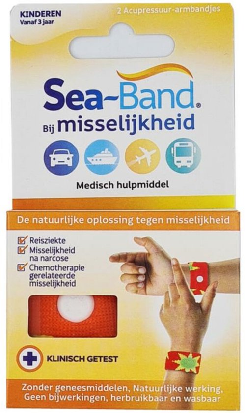 Gele en oranje verpakking voor Sea-Band armbandjes tegen misselijkheid bij kinderen. Een polsbandje met een groen sterrenpatroon op een rode achtergrond, gedragen door een kind.