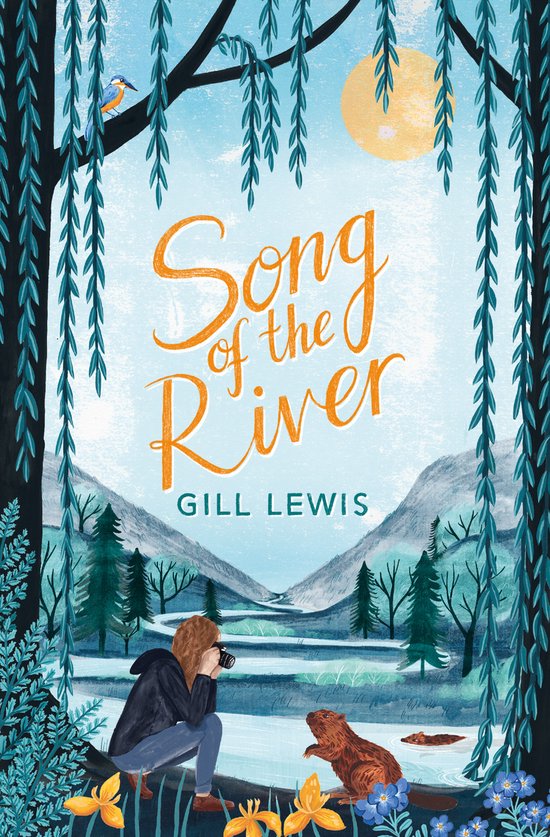 Boekcover 'Song of the River' met een meisje dat een bever fotografeert bij een rivier, omringd door bomen en bergen.