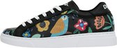 Zwarte sneaker met een print van vogels en bloemen, witte veters en een witte zool.