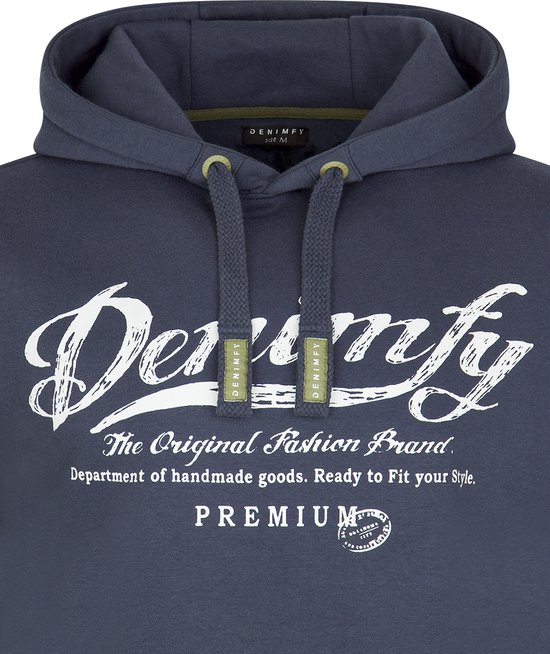 Close-up van de hals en capuchon van een donkerblauwe hoodie met witte 'Denimfy' opdruk.