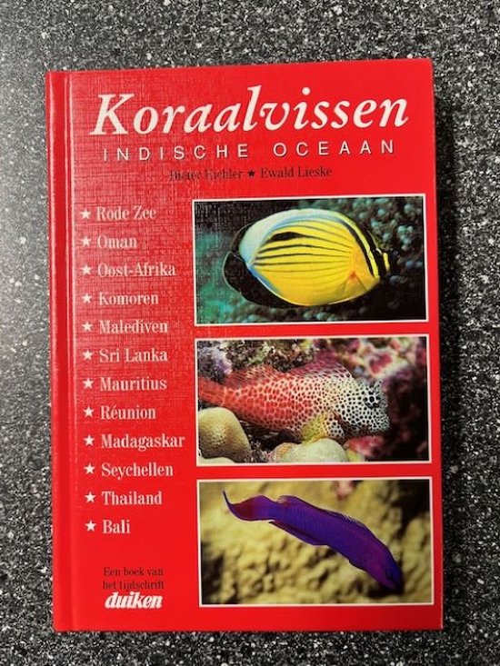 Boek 'Koraalvissen van de Indische Oceaan' met rode kaft, met afbeeldingen van koraalvissen en locaties.