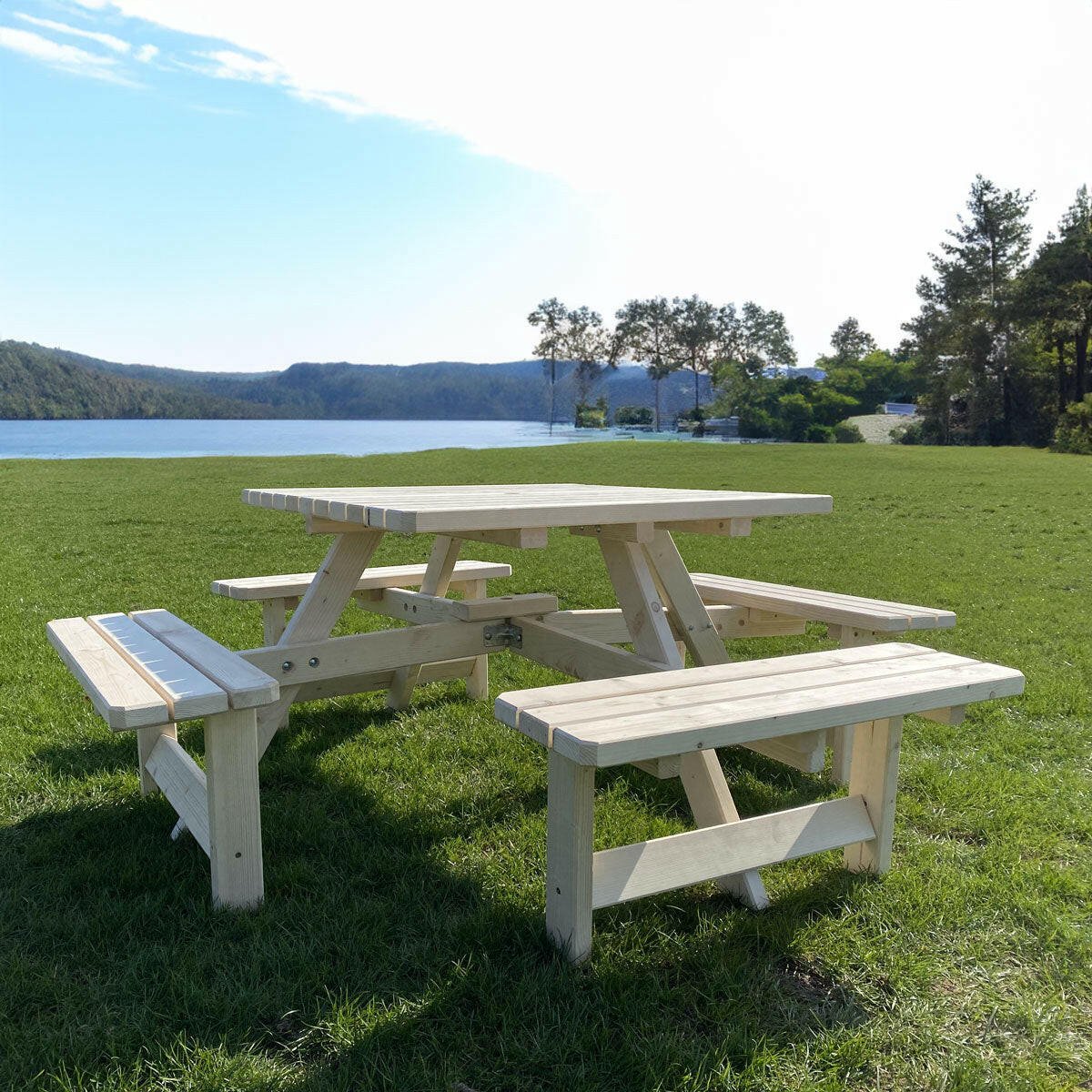 Vierkante picknicktafel in natuurlijke kleur met KING ® logo.